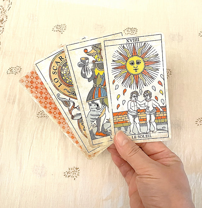 マルセイユビンテージタロット - Marseille Vintage Tarot 4 - カードの大きさはこのくらい。カードを持っている手は、手の付け根から中指の先までで約17cmです。
