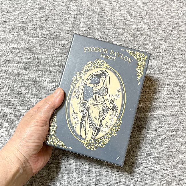 フョードル・パブロフのタロット - Fyodor Pavlov Tarot 6 - 外箱の大きさはこのくらい。箱を持っている手は、手の付け根から中指の先までで約15cmです。