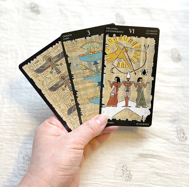 エジプシャンタロットカード - egyptian tarot 4 - カードの大きさはこのくらい。カードを持っている手は、手の付け根から中指の先までで約17cmです。
