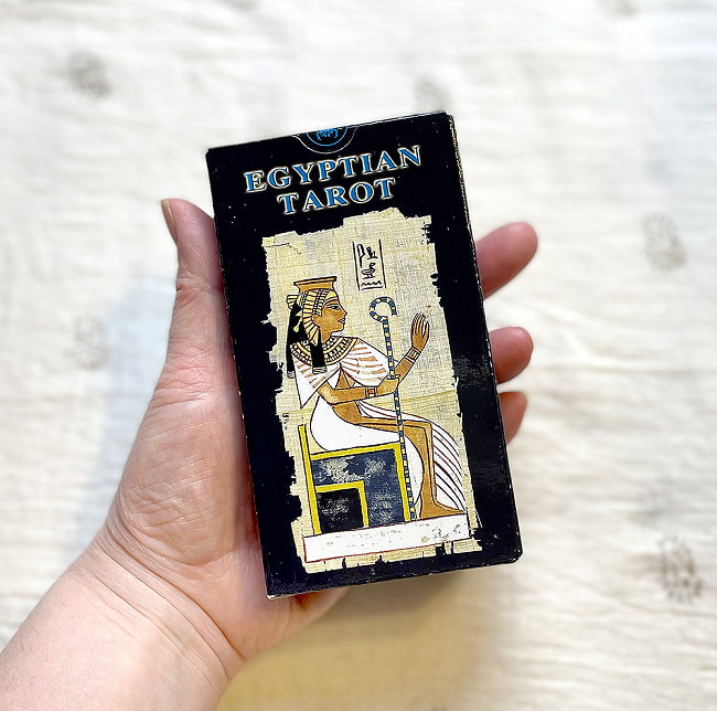 エジプシャンタロットカード - egyptian tarot 5 - 外箱の大きさはこのくらい。箱を持っている手は、手の付け根から中指の先までで約17cmです。
