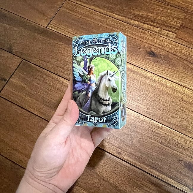 レジェンド・タロット - legend tarot 5 - 大きさの比較のためにパッケージを手にとってみました