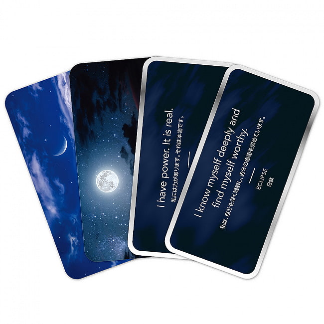 ムーンマジック - moon magic 4 - カードの大きさはこのくらい。カードを持っている手は、手の付け根から中指の先までで約17cmです。
