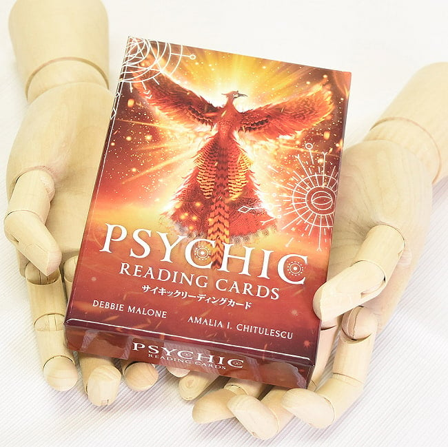 サイキックリーディングカード - psychic reading card 5 - 外箱の大きさはこのくらい。箱を持っている手は、手の付け根から中指の先までで約17cmです。
