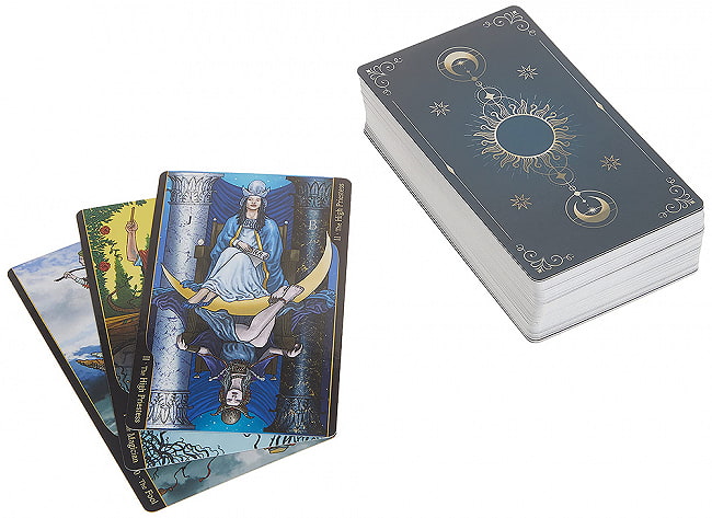 オポシオンタロット - Opposition Tarot 4 - カードの大きさはこのくらい。カードを持っている手は、手の付け根から中指の先までで約17cmです。