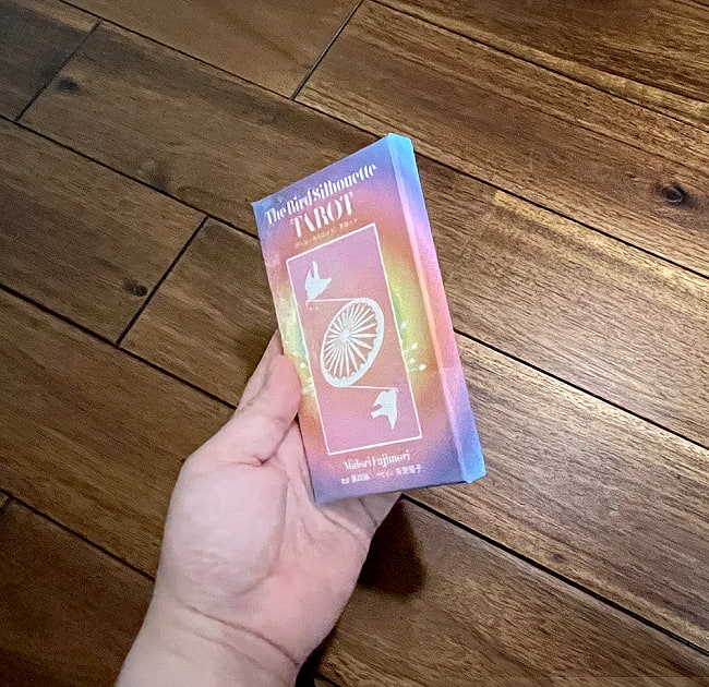 バード・シルエット・タロット−THE BIRD SILHOUETTE TAROT 5 - 大きさの比較のためにパッケージを手にとってみました
