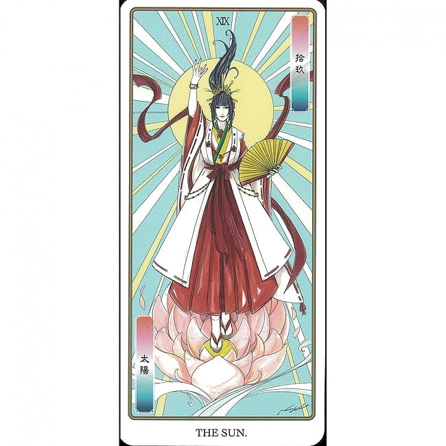 日本神話タロット　極　第伍版 - Japanese Mythology Tarot Ultimate 5th Edition 4 - カードの大きさはこのくらい。カードを持っている手は、手の付け根から中指の先までで約17cmです。
