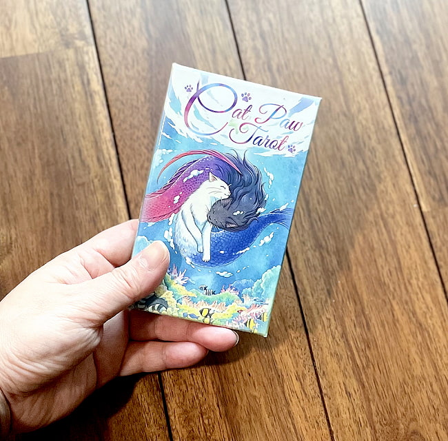 キャット・パウ・タロット〈新装版〉- Cat PawCat Paw Tarot  5 - 外箱の大きさはこのくらい。箱を持っている手は、手の付け根から中指の先までで約17cmです。
