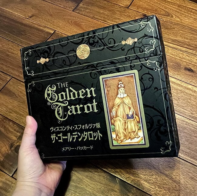 ヴィスコンティ・スフォルツァ版　ザ・ゴールデンタロット - Visconti Sforza version The Golden Tarot 5 - 大きさの比較のためにパッケージを手にとってみました