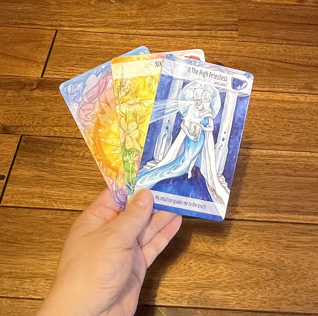 クリスタルパワータロット - Crystal power tarot 4 - カードの大きさはこのくらいです