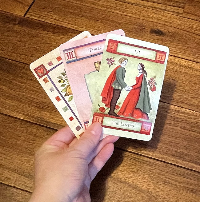 ザ・マジックタロット - The Magic Tarot 4 - カードの大きさはこのくらいです