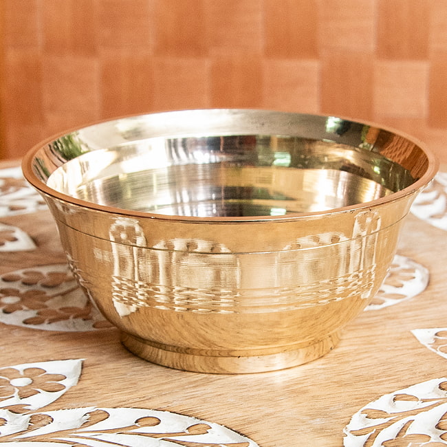 ブラス製のボウル 直径：約10.5cmの写真1枚目です。小物いれなどとしても使える、インドの礼拝用 ブラスボウルです。礼拝,祭壇,小物いれ,オイルランプ