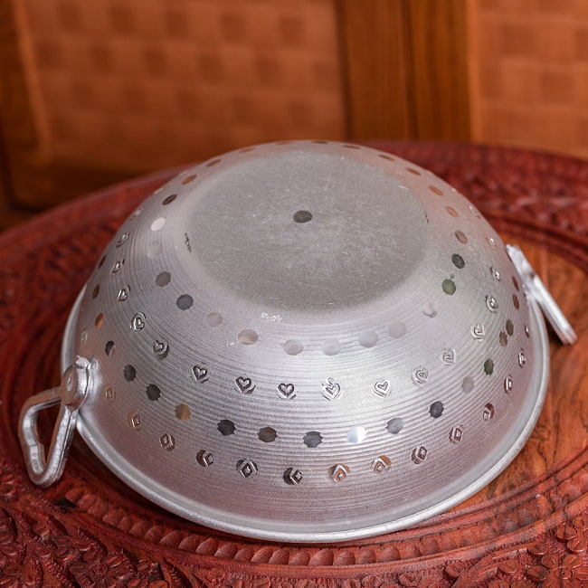 軽量リーズナブルなアルミニウム カダイ インドの食器&鍋 【直径約18cm】 6 - 裏面の写真です