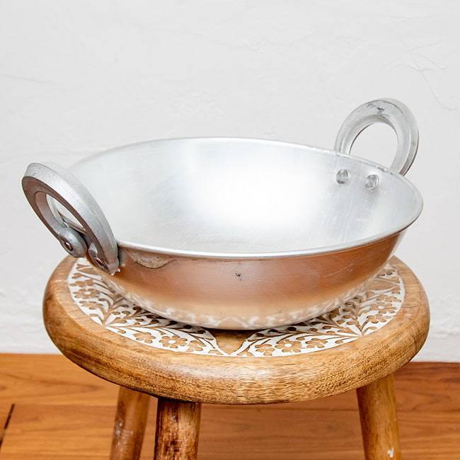 インド鍋 アルミニウム カダイ だいぶ薄手タイプ【直径：約26.7cm】の写真1枚目です。丸っこい形状が可愛らしいインドの鍋です。カダイ,テンパリング,カラヒ,タルカ