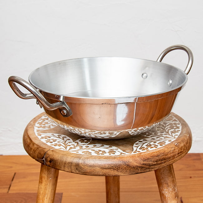 インド鍋 アルミニウム カダイ【直径：約27cm】の写真1枚目です。丸っこい形状が可愛らしいインドの鍋です。カダイ,テンパリング,カラヒ,タルカ