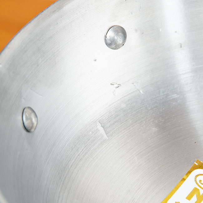 インド鍋 アルミニウム カダイ【直径：約26.5cm】 4 - そこそこ傷のあるインド鍋になります。