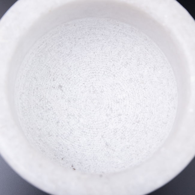 大理石のスパイスグラインダー [直径：約12cm 高さ：約7.5cm ] 5 - すり鉢部分は研磨後の細かな石が残っています。よく洗いお使い下さい。