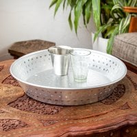 インドの透かし彫り軽量アルミ 特大皿 水盆にも使える - 外径:約32cm