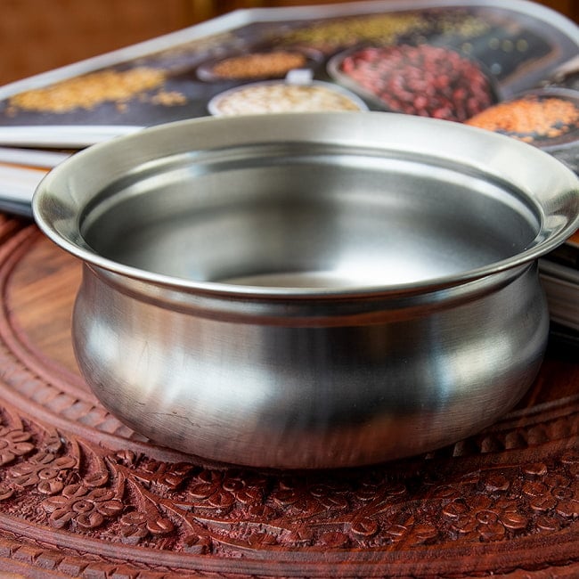 厚め仕上げのステンレス・ハンディ 高さ6.5cmの写真1枚目です。インドらしい独特の形状のお鍋です。インド料理,調理器具,ハンディ,鍋,ビリヤニ