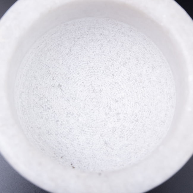 【非食用】大理石のスパイスグラインダー [直径：約12cm 高さ：約7.5cm ] 5 - すり鉢部分は研磨後の細かな石が残っています。よく洗いお使い下さい。
