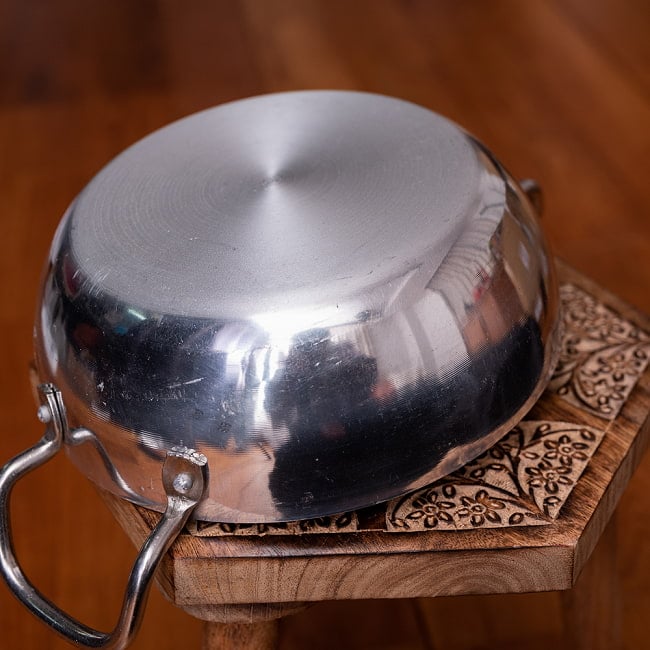 インド鍋 アルミニウム 調理用カダイ【直径：約23cm】 7 - 拡大写真です。このように小キズがございます。