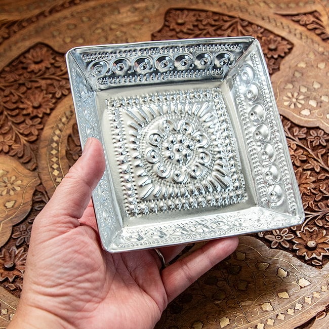 バリのアルミスクエアトレイ 手打ち細工が美しい - 14cm x 14cm 6 - 手で持つとこれくらいの大きさです。とても軽いので、複数枚重ねても持ち運びがとても楽です!