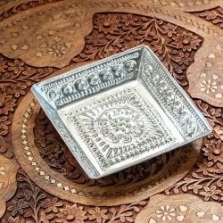 バリのアルミスクエアトレイ 手打ち細工が美しい - 14cm x 14cm(ID-TBLWR-1052)