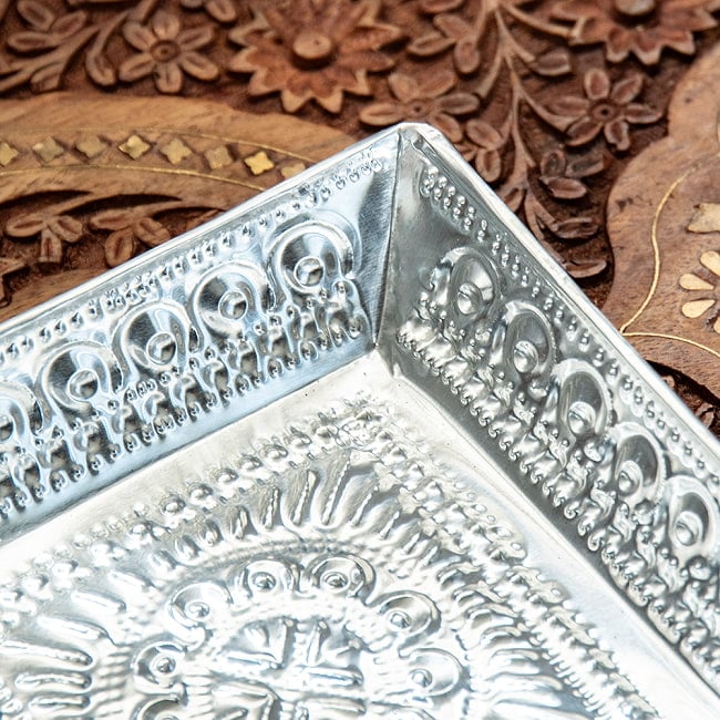 バリのアルミスクエアトレイ 手打ち細工が美しい - 15.5cm x 15.5cm 2 - 一つ一つ丁寧に手打ち細工が施されています。