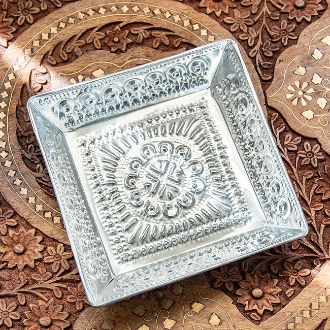 バリのアルミスクエアトレイ 手打ち細工が美しい - 15.5cm x 15.5cm 3 - 上からの俯瞰図です。