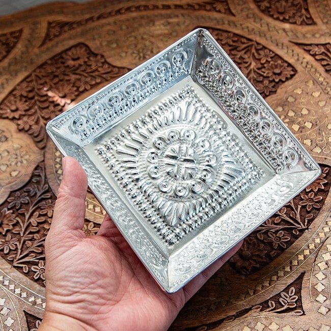 バリのアルミスクエアトレイ 手打ち細工が美しい - 15.5cm x 15.5cm 6 - 手で持つとこれくらいの大きさです。とても軽いので、複数枚重ねても持ち運びがとても楽です!