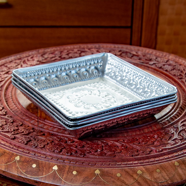 バリのアルミスクエアトレイ 手打ち細工が美しい - 16cm x 16cm 7 - 同じサイズのお皿はこのように重ねることができます。