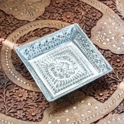 バリのアルミスクエアトレイ 手打ち細工が美しい - 15.5cm x 15.5cm(ID-TBLWR-1053)
