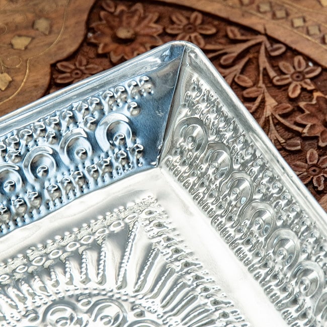 バリのアルミスクエアトレイ 手打ち細工が美しい - 20.5cm x 20.5cm 2 - 一つ一つ丁寧に手打ち細工が施されています。