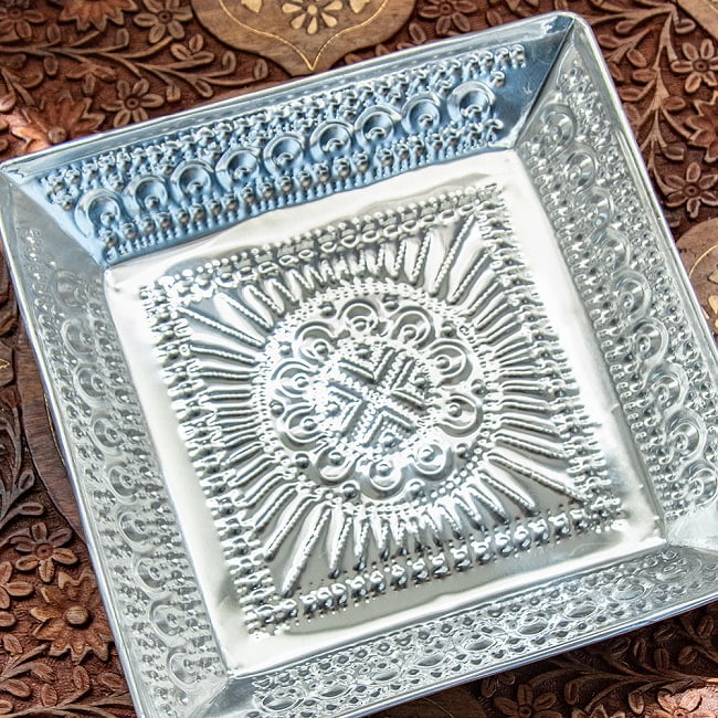 バリのアルミスクエアトレイ 手打ち細工が美しい - 20.5cm x 20.5cm 3 - 上からの俯瞰図です。