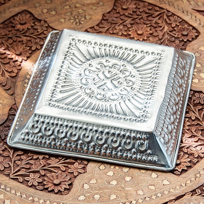 バリのアルミスクエアトレイ 手打ち細工が美しい - 20.5cm x 20.5cm 5 - 底面を見てみました。