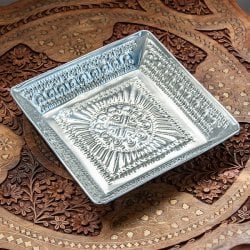 バリのアルミスクエアトレイ 手打ち細工が美しい - 20.5cm x 20.5cm(ID-TBLWR-1054)