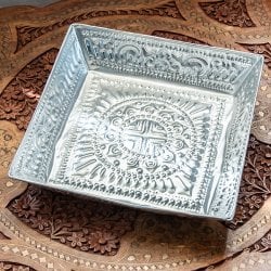 バリのアルミスクエアトレイ 手打ち細工が美しい - 24.5cm x 24.5cm(ID-TBLWR-1055)