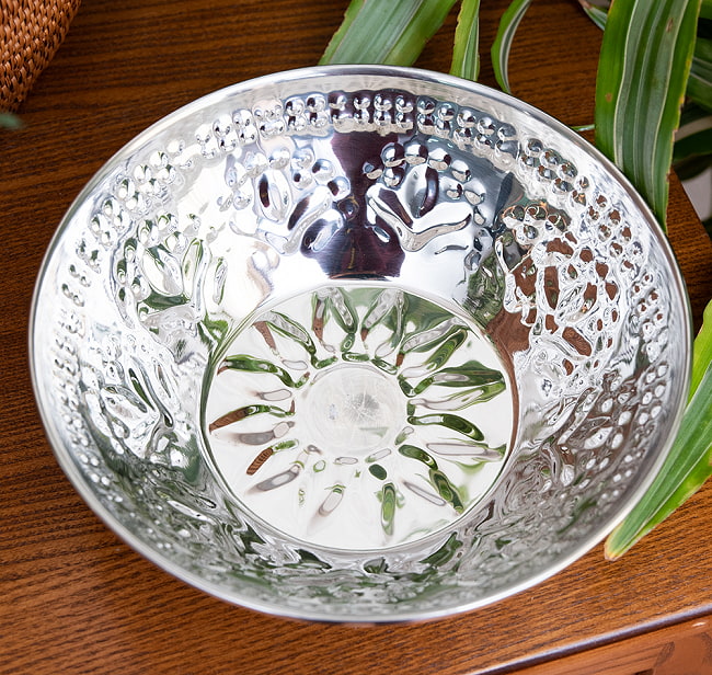 ペシャワールのエンボス ボウル[21cm x 7cm] 2 - 全体写真です。エンボスがかわいいです