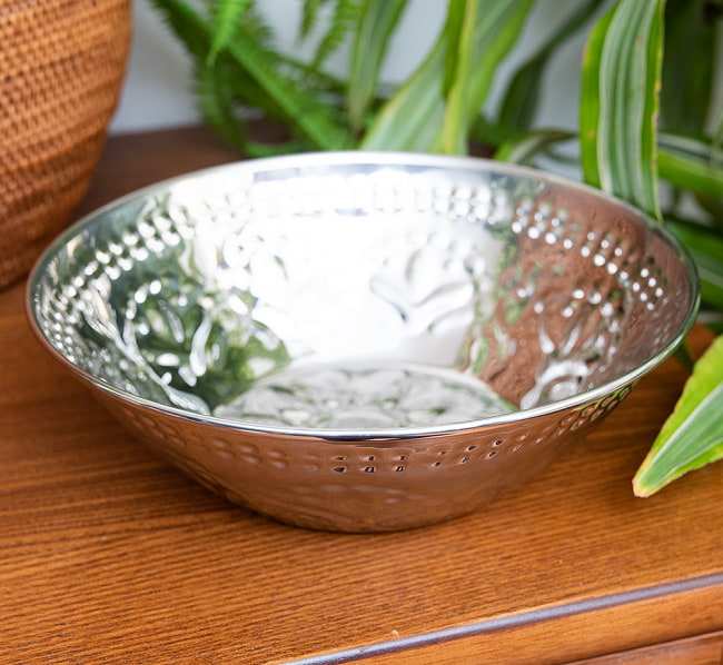ペシャワールのエンボス ボウル[21cm x 7cm] 3 - 全体写真です。エンボスがかわいいです