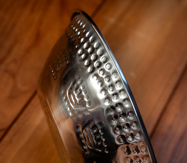 ペシャワールのエンボス ボウル[21cm x 7cm] 4 - 拡大してみました