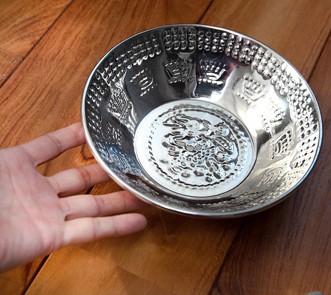 ペシャワールのエンボス ボウル[21cm x 7cm] 5 - サイズ比較のために手にもってみました