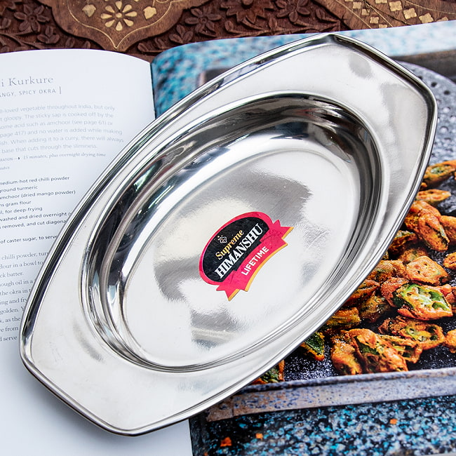 インドのステンレス製　オーバルプレート[約24.5cm×約13cm]の写真1枚目です。カレーなどを入れるのに便利な、オーバル型プレートです！オーバルプレート,カレー 皿,ランチプレート,分割 カレー皿,ターリー,thali