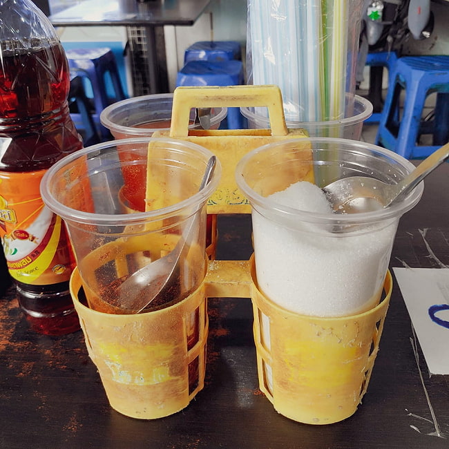 タイのプラ薬味入れ 小さじホルダーつき 3 - 現地での使用例です。ナンプラーや砂糖、塩などお好みのボトルをセットしてください。