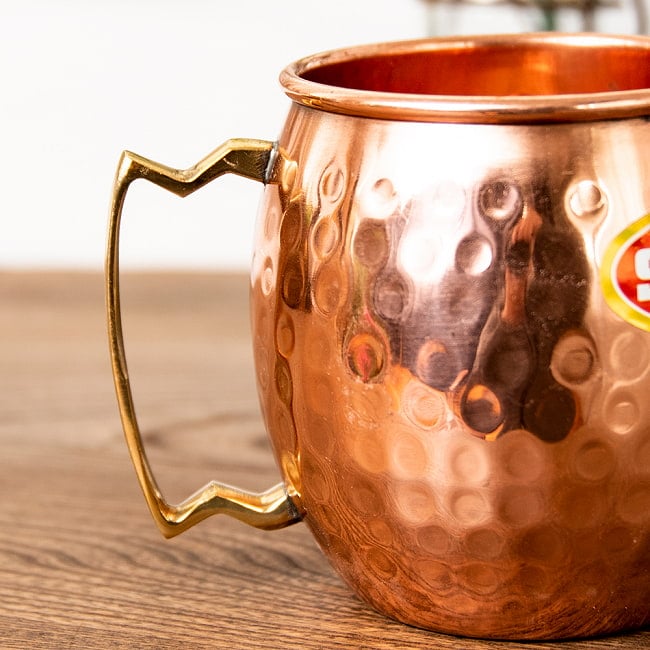 インドの鎚目付き銅装飾マグカップ 450cc 4 - 可愛らしい持ち手部分です。