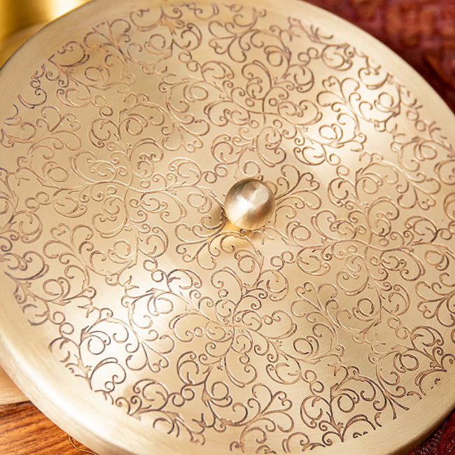 重厚な真鍮製 スパイスボックス マサラ ダバ 直径18cm 2 - 華やかな装飾が施されています。