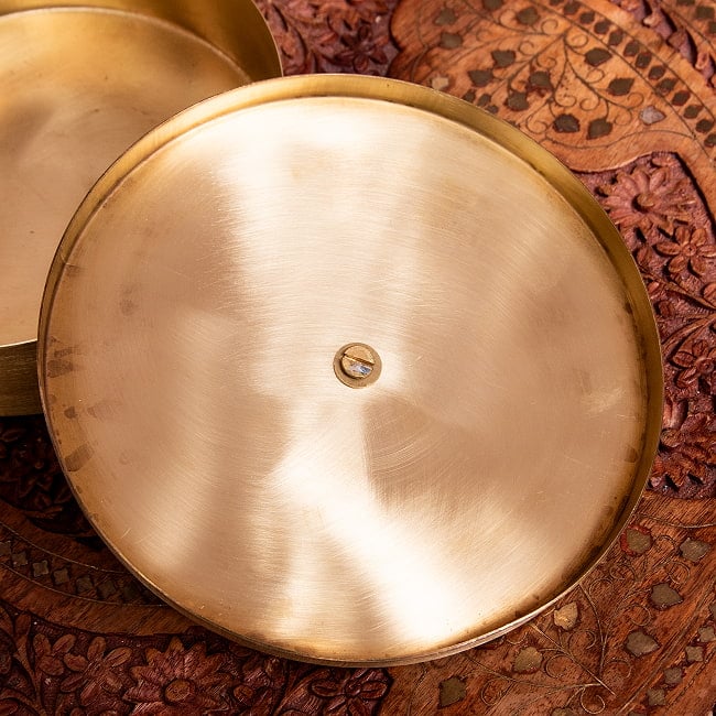 [インド品質]重厚な真鍮製 スパイスボックス マサラ ダバ 直径18cm 11 - 持ちての内側部分に緑青があります
