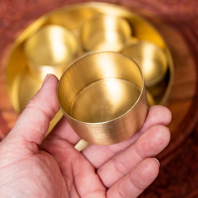 [インド品質]重厚な真鍮製 スパイスボックス マサラ ダバ 直径18cm 5 - 中の小鉢はこれくらいの大きさです。