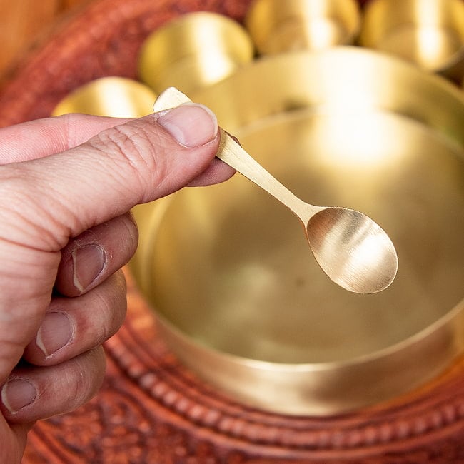 [インド品質]重厚な真鍮製 スパイスボックス マサラ ダバ 直径18cm 7 - 小さなスプーンが付属します。