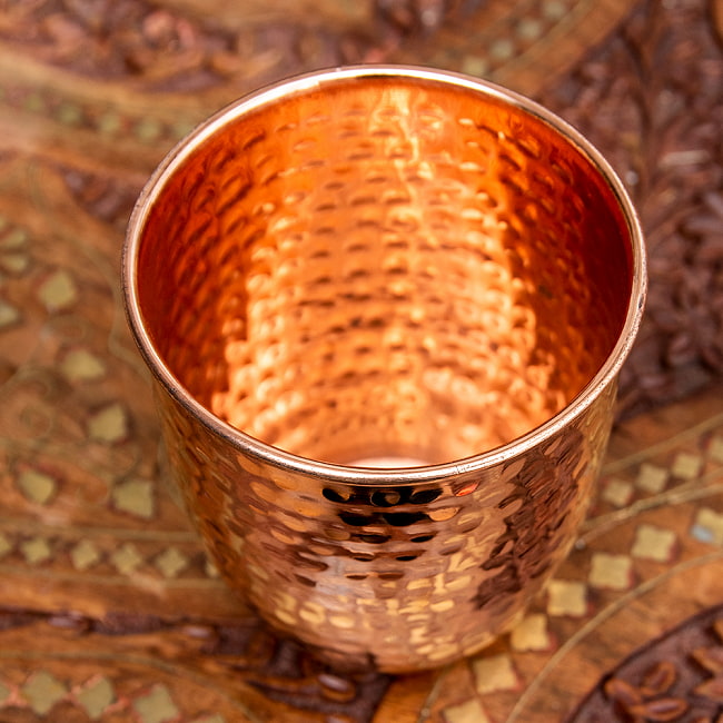 インドの鎚目付き銅装飾カップ 3 - 上からの様子です。