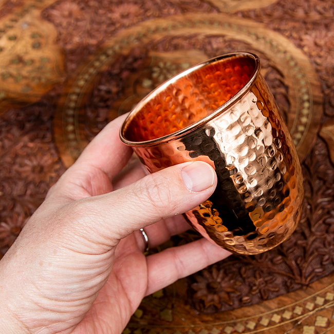 インドの鎚目付き銅装飾カップ 5 - 手に取るとこれくらいの大きさです。