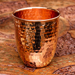 インドの鎚目付き銅装飾カップの商品写真
